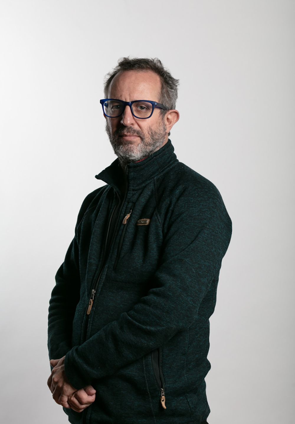 “Nunca ha habido amor y deseo sin reglas, y ambos se atan a esas reglas de manera conflictual. El problema yo creo es cuando, por la vía de subvertir determinadas reglas, se generan otras. Las formas de expresión del amor, las formas de expresión del deseo tienen códigos”, profundiza Esteban Radiszcz, académico de Psicología Uchile. 