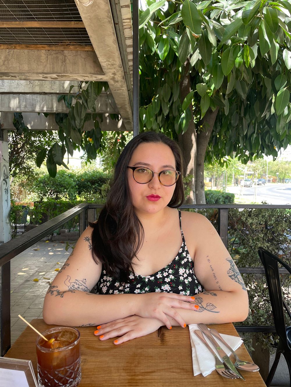 “Yo creo que la manera normada y hegemónica que tenemos de entender el amor es muy parejocentrista. Y pienso que las no-monogamias han cuestionado mucho ese centro, lo cual ha sido uno de los mejores aprendizajes que me han traído estas formas de relacionarnos", señala la periodista Uchile June García.