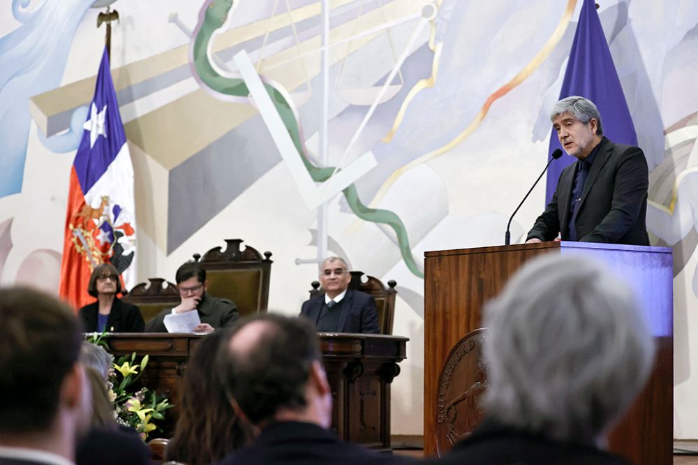 El vicepresidente Ejecutivo Alterno del CRUCH y rector de la U. de Concepción, Carlos Saavedra, entregó algunos antecedentes de este reconocimiento bianual.