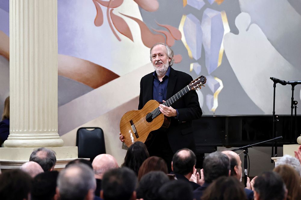 El académico y guitarrista Luis Orlandini estuvo a cargo de la presentación musical de la jornada. 