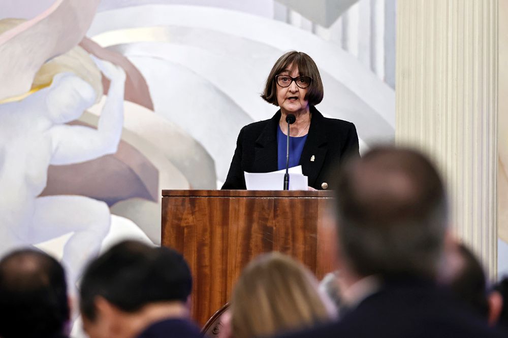 "Celebramos en esta ocasión la colaboración entre las universidades chilenas, reconocemos a sus comunidades, las del pasado y las del presente, y nos comprometemos a mirar juntos hacia adelante", dijo la Rectora Devés. 