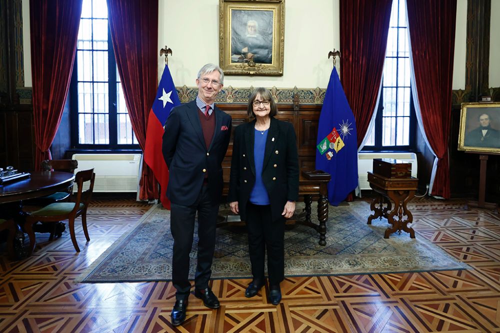 En una de sus primeras actividades en el país, el nuevo embajador de Francia en Chile, Cyrille Rogeau, visitó la Casa Central de la Universidad de Chile, donde se reunió con la Rectora Rosa Devés.