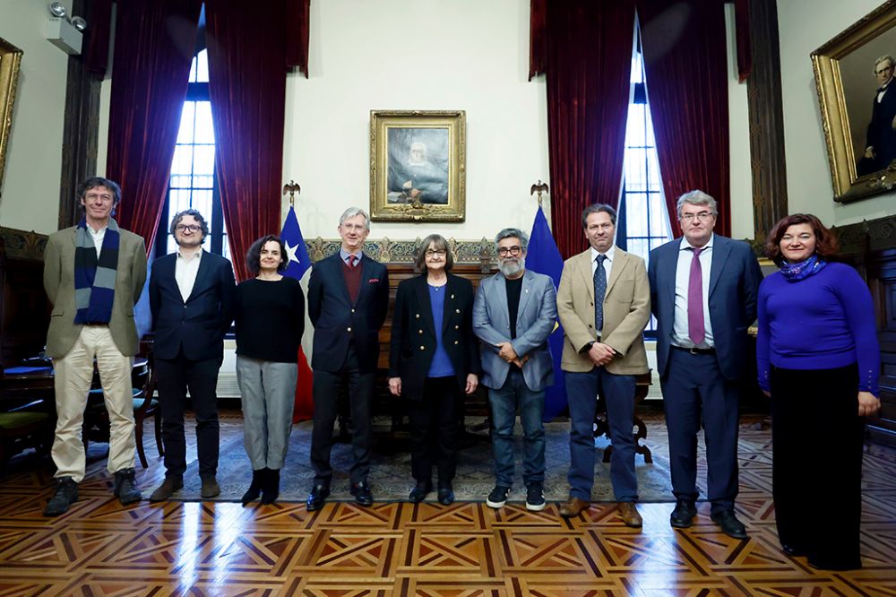 “Las relaciones con Francia son de larga data y han permitido desarrollos muy significativos, que son altamente valorados por ambas partes. El Sr. embajador pudo apreciar la profundidad de estos vínculos y las capacidades de investigación de nuestro cuerpo académico", destacó la Rectora Devés tras la reunión.