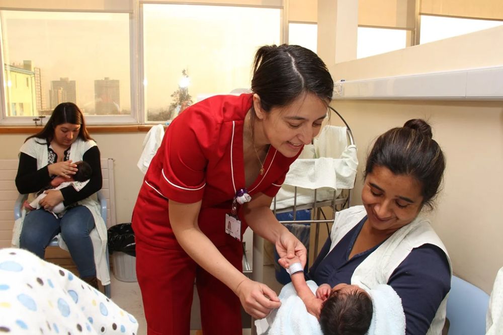 A nivel latinoamericano, Chile es uno de los pocos países que ven la obstetricia como una carrera de entrada directa y no cómo una especialidad, apuntando a un cuidado más específico que considere a la salud sexual y reproductiva como un derecho fisiológico.