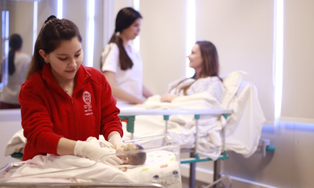 un documento publicado por la Superintendencia de Salud en 2022, destacó que un 91,8% de las Matronas con registro en el país son mujeres. Aquello evidencia la brecha de genero que mantiene esta carrera.