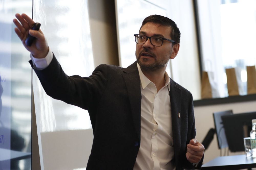 Cristián Cabalín, periodista y académico con un doctorado en Estudios de Políticas Educacionales de la Universidad de Illinois, es jefe de comunicaciones de Rectoría