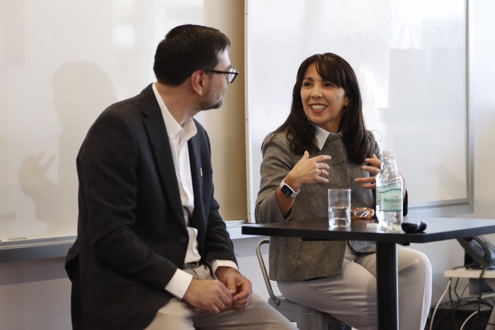 Paula Molina, alumni y editora general de Cooperativa Podcast, moderó el conversatorio.