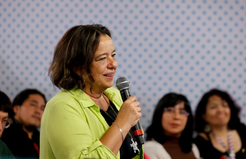 Entre el público asistente se encontraba una de las protagonistas, que se identificó como Claudia y cuyo testimonio fue citado por la Rectora Devés