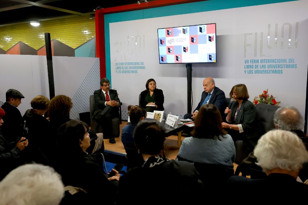 La presentación estuvo a cargo de la Rectora Rosa Devés; del director general del Acervo Histórico Diplomático, Gregorio Joaquín Lozano; y del senador José Miguel Insulza. La conversación fue moderada por la embajadora de México en Chile, Laura Moreno Rodríguez. 