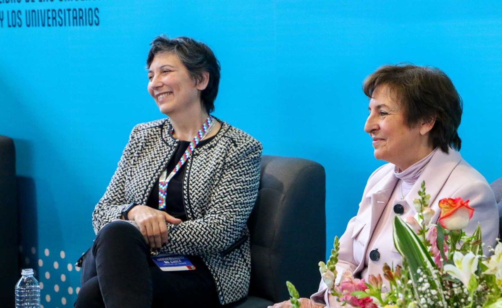 Esta presentación estuvo a cargo de las académicas del Departamento de Literatura de la Facultad de Filosofía, Alicia Salomone y Soledad Falabella, ambas expertas de la obra mistraliana. 