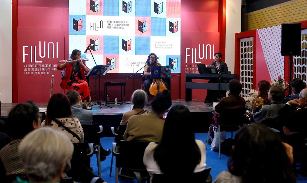 Tras este diálogo, Tania Ibáñez, Carolina La Rivera y Teresa Molina (conjunto Bordes), junto con la estudiante del plantel, Ariadna Kordovero, hicieron una interpretación musical de estos sonetos. 