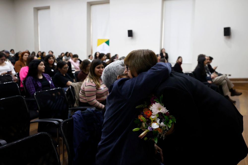 El equipo organizador entregó un homenaje simbólico a la Rectora Devés por su trayectoria como científica, gestora universitaria y defensora de una educación inclusiva y de calidad.