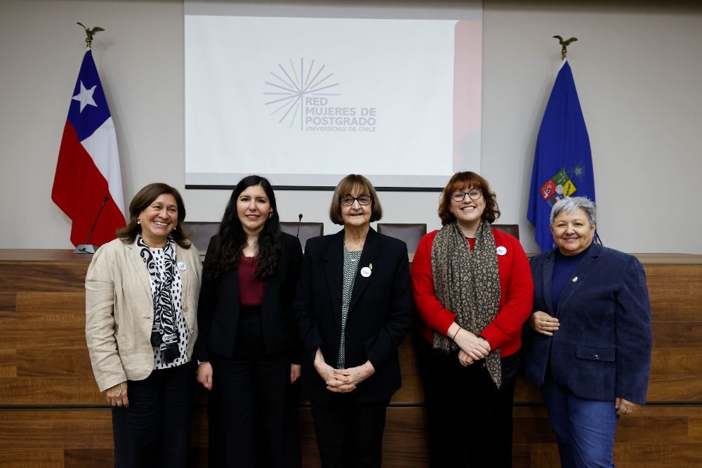 Mónica Nivelo, Isabel Marchant, la Rectora Rosa Devés, Leslie Jiménez y Laura Gallardo.