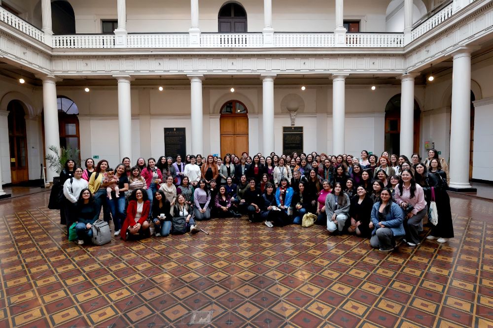 Se trata de un espacio colectivo, participativo e interdisciplinario que busca acompañar, visibilizar y fortalecer las trayectorias de mujeres que cursan o han cursado programas de magíster, doctorado y postdoctorado.