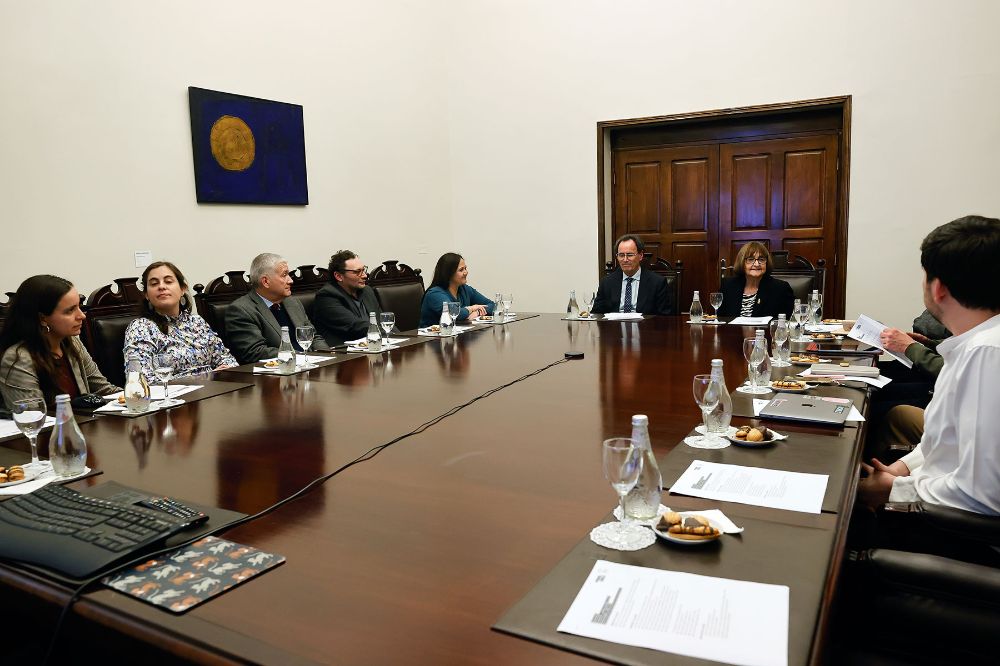 La reunión se realizó en la Casa Central de la U. de Chile y fue la primera visita realizada por el nuevo rector de la UC, Juan Carlos de la Llera, a la Casa de Bello.
