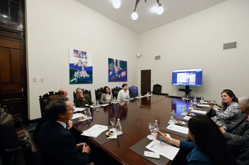 A la reunión asistieron representantes de las dos Universidades, así como miembros del Consejo Asesor de Tenemos que Hablar de Chile.