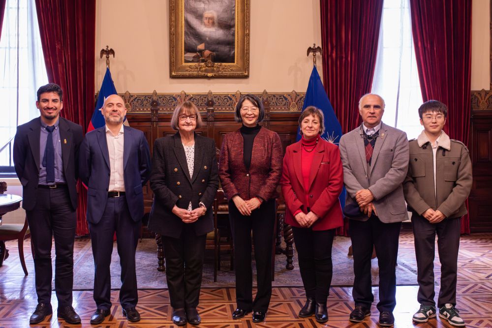En la reunión participaron el subdirector de Relaciones Internacionales Osvaldo Guzmán, el vicerrector (s) Rómulo Fuentes, la Rectora Devés, la directora Taotao Chen, la directora de Relaciones Internacionales Alicia Salomone, el decano Gabino Reginato y el estudiante Jian Feng.