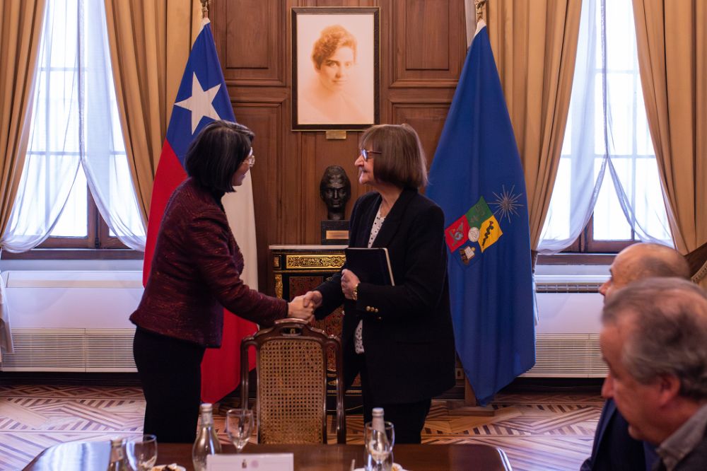 “Fue una reunión muy importante. Estamos empezando a entendernos mejor y realmente queremos trabajar más juntos", dijo la directora Chen.