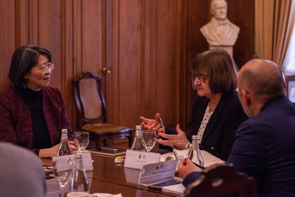 Uno de los tópicos abordados en la reunión fue el avance del programa conjunto sobre reducción de la pobreza, una iniciativa que involucra directamente a ambas universidades y que se encuentra en etapa de implementación.