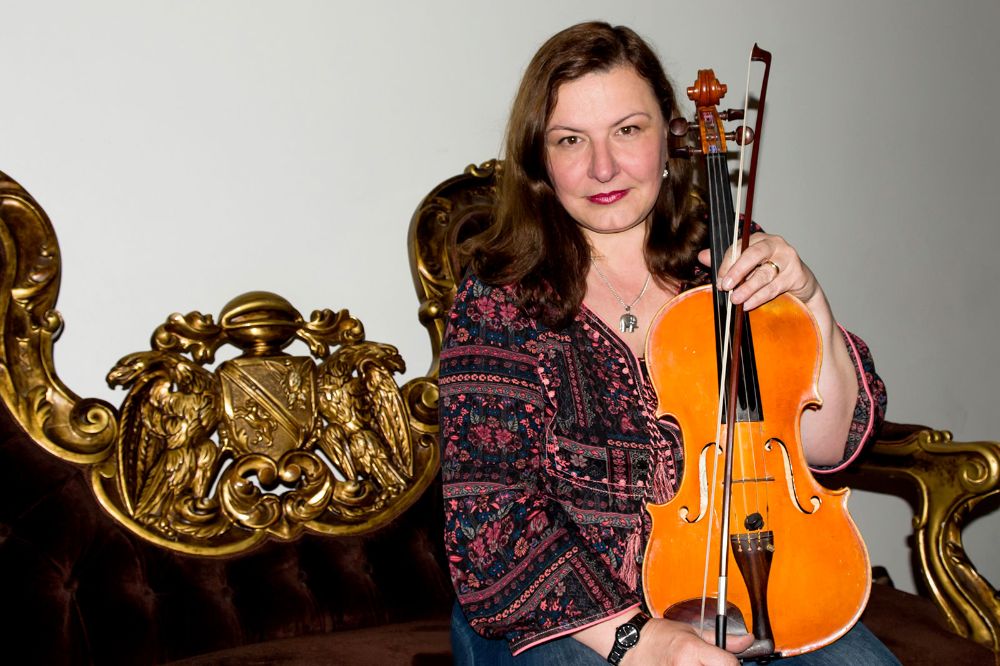 Boyka Gotcheva, solista en viola en la Sinfónica, es también instructora del mismo instrumento en la FOJI hace ya 15 años. Desde su lugar, explica que ve que los niños y niñas que se presentarán en el Nacional “están súper entusiasmados, eufóricos”. 