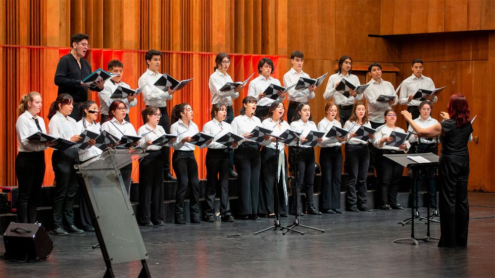 El Coro de Estudiantes de la Fundación de Orquestas Juveniles e Infantiles (FOJI) es dirigido por Cecilia Barrientos.