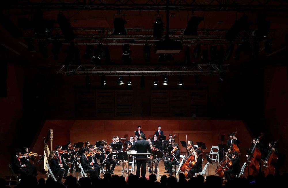 “Son niños de entre 14 y 17 años”, explica el compositor y director ejecutivo de la FOJI, Pablo Aranda, quien adelanta que las y los adolescentes están emocionados y nerviosos. 