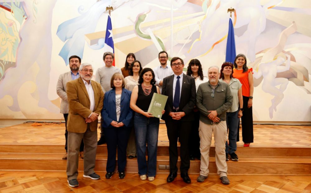 La firma del convenio contó con la presencia de las autoridades y representantes de ambas instituciones en la Casa Central de la Universidad de Chile.