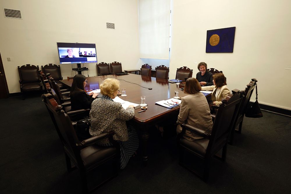 La Distinción Medalla Rector Juvenal Hernández fue instituida por Decreto Universitario en el año 1983, coincidiendo su creación con la conmemoración de los 50 años del nombramiento del profesor Juvenal Hernández como Rector de la Universidad de Chile.