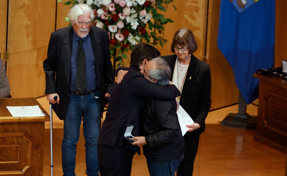 El pasado 19 de noviembre, como parte del aniversario 183, recibió la Medalla Rectoral de manos de la Rectora Devés y del presidente Boric.