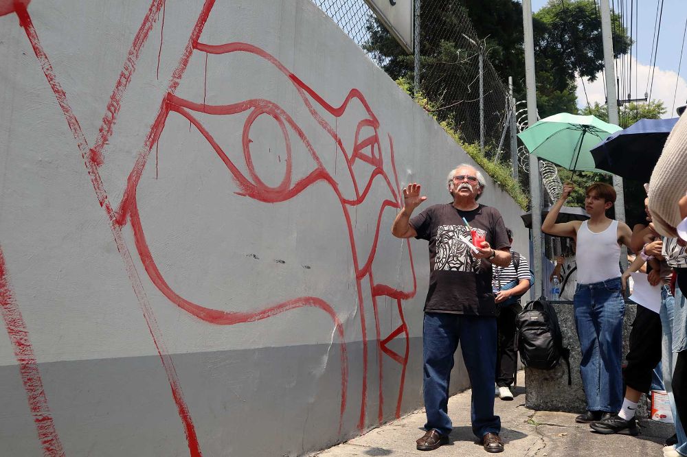 Alejandro "Mono" González dictó un taller en el marco de FILUNI, a partir del cual pintaron un mural colectivo con estudiantes de la UNAM.