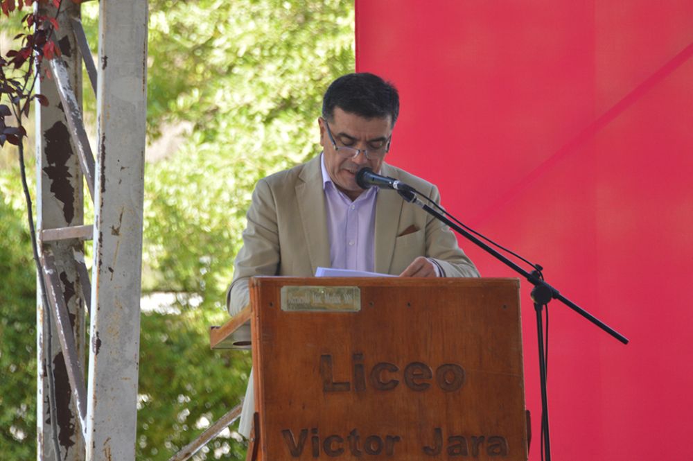 "Nos sentimos amparados y acompañados por la U. de Chile en general y el IE-CIAE en particular, lo que nos ha permitido aprender más como docentes", dijo el director del Liceo, Miguel Rivera.