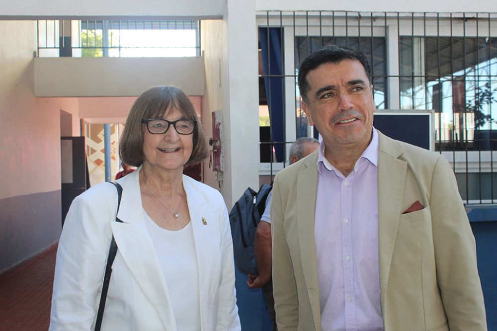 El director del Liceo, Miguel Rivera, junto a la Rectora de la U. de Chile, Rosa Devés.