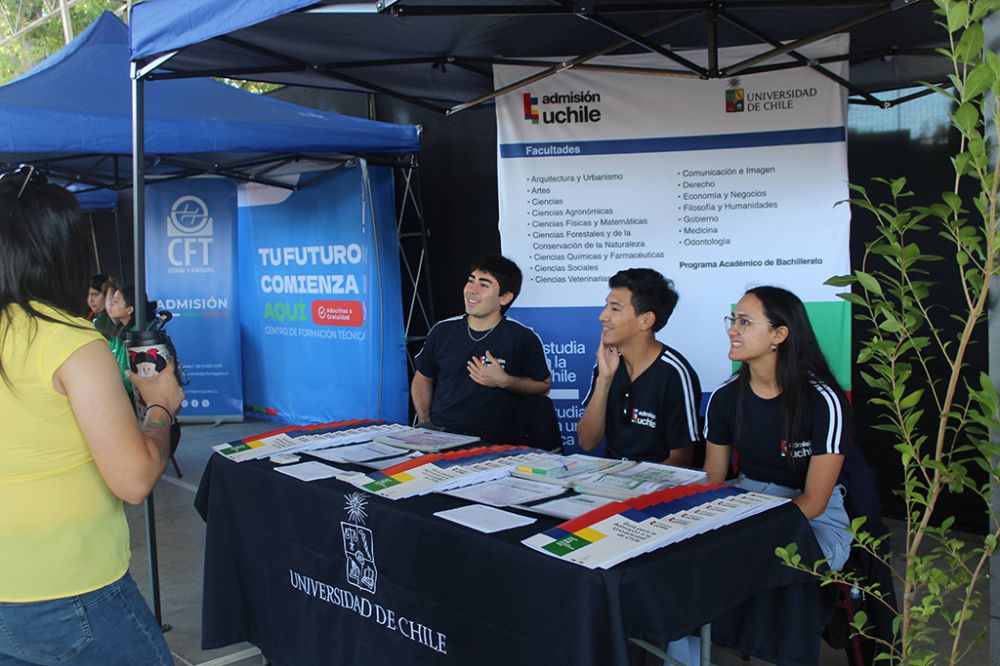 En el contexto de las jornadas, la U. de Chile invitó a las y los estudiantes del Liceo a conocer sus programas y considerar convertirse en estudiantes de la Casa de Bello.
