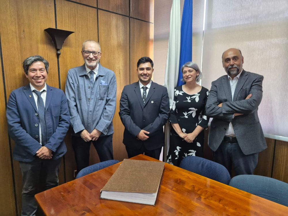 El trabajo fue sancionado por una comisión evaluadora compuesta por el profesor Juan Caldentey, el académico Andrés Plaza y el profesor Julio Torres.