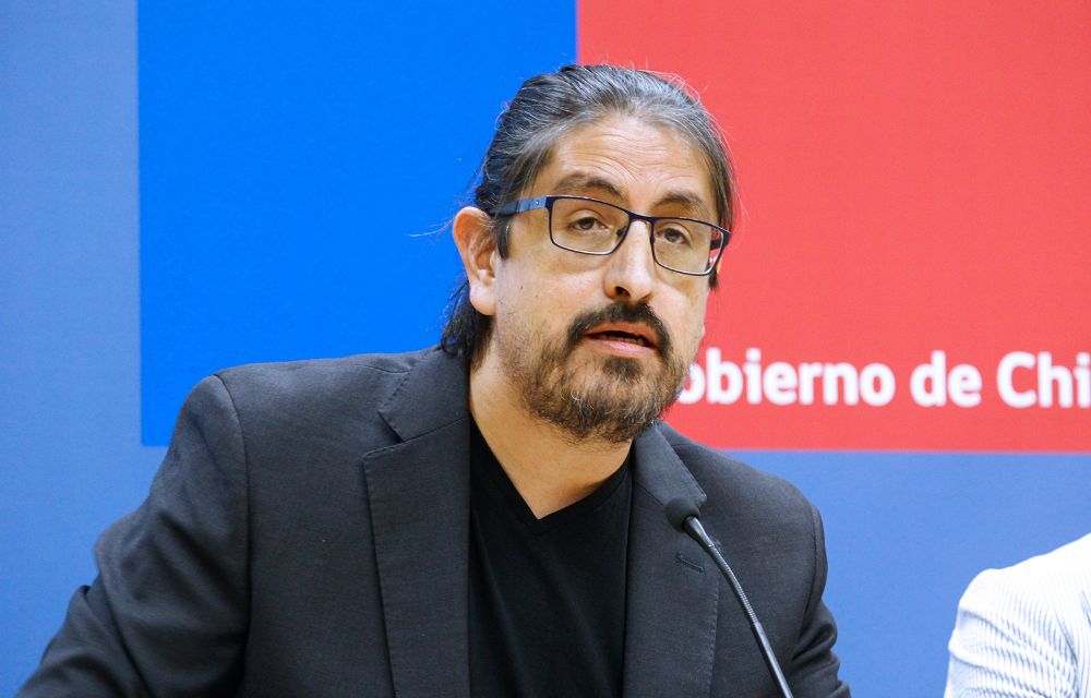 El académico de la Facultad de Ciencias Físicas y Matemáticas de la Universidad de Chile, Leonardo Basso, explicó que “trabajamos intensamente el ISCI, Medicina de la Universidad de Chile y MINSAL para generar la evidencia de que el uso de Nirsevimab sería muy beneficioso para nuestros niñas y niños y para la red asistencial. 