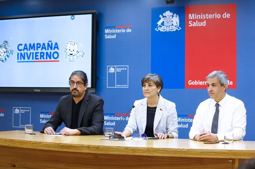 La ministra de Salud, Ximena Aguilera, junto al director del Instituto Sistemas Complejos de Ingeniería (ISCI), Leonardo Basso, y vicedecano de la Facultad de Medicina de la Universidad de Chile e investigador ISCI, Juan Pablo Torres, realizaron el anuncio.