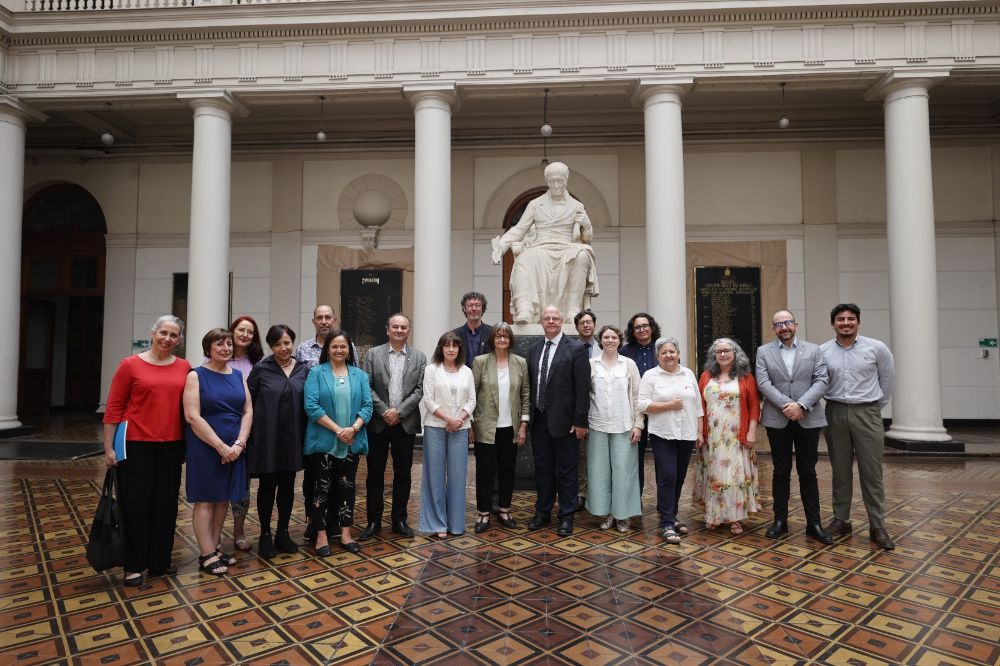 A siete meses de la elección de la Rectora Devés en el Comité Directivo de APRU, el director ejecutivo de la asociación, Thomas Schneider, y la directora senior de Networks and Student Programs, Adriana Rojas, visitaron la Casa Central para reunirse con autoridades y académicos/os de la U. de Chile.