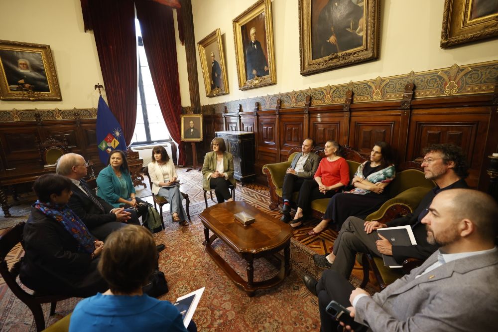 Más de 400 estudiantes de la U. de Chile han realizado movilidad virtual mediante el programa Virtual Student Exchange de APRU, mientras que 328 estudiantes de otras instituciones de la Red participaron de la oferta de cursos que la Universidad de Chile ha puesto a disposición.