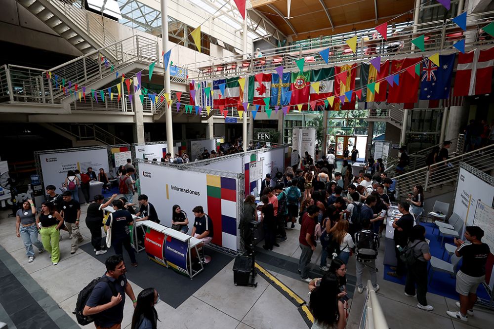 La Universidad de Chile realizó la Semana de las y Los Postulantes donde miles de futuros estudiantes salieron de sus dudas sobre postulaciones y vida universitaria.