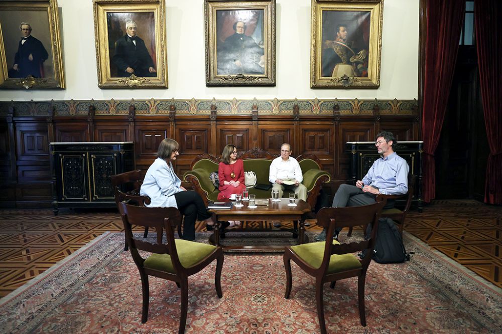 El jurado fue presidido por la Rectora de la Universidad de Chile, Rosa Devés, e integrado por el vicerrector de Asuntos Académicos, Claudio Pastenes, y por la última galardonada, la profesora Leonor Varas.