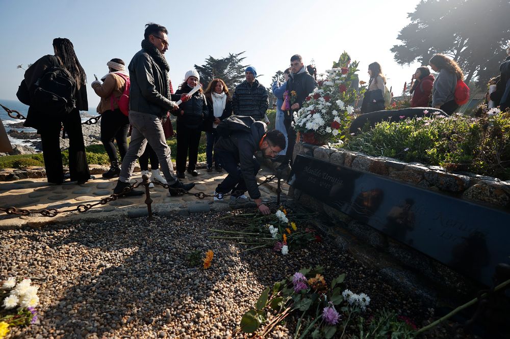 Finalizado el encuentro, las y los asistentes depositaron flores en la tumba del poeta.