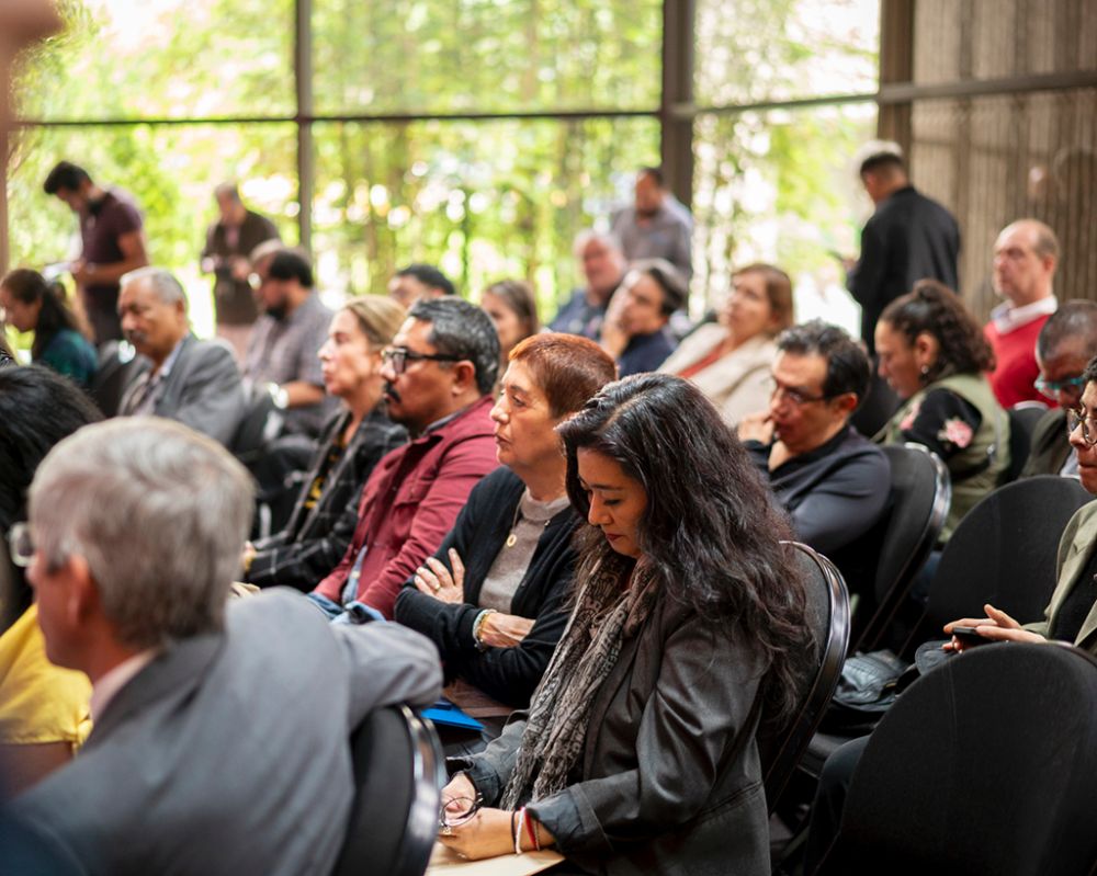 La prensa mexicana llegó a este encuentro desarrollado en la Sala Miguel Covarrubias de la UNAM.