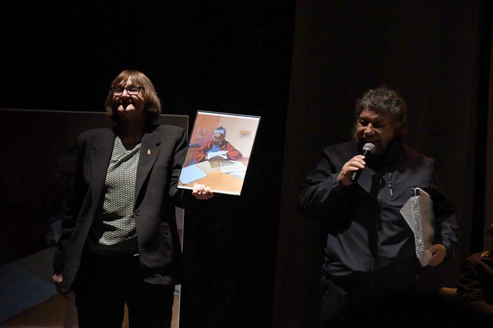 Recabarren le obsequió a los invitados un retrato realizado por Victoria Díaz en 2016: la imagen de Ana González en su cocina-escritorio escribiendo el libro.