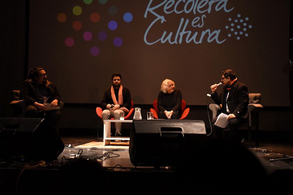 El panel estuvo integrado por el escritor Horacio Pino Sanhueza; la Premio Nacional de Periodismo, Mónica González; y el psicólogo y activista por los derechos humanos, Gustavo Gatica. La conversación fue moderada por el alcalde de Recoleta, Fares Jadue. 