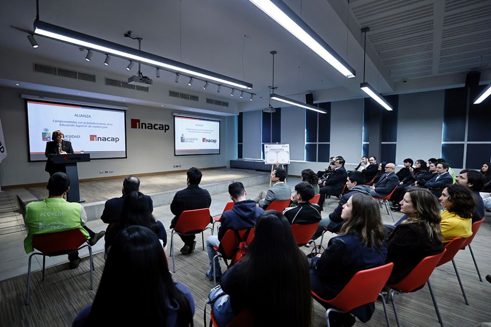 La Rectora Devés destacó que “cada uno de los dos mundos tiene algo que entregar que complementa el aprendizaje y la formación de nuestras y nuestros estudiantes”.