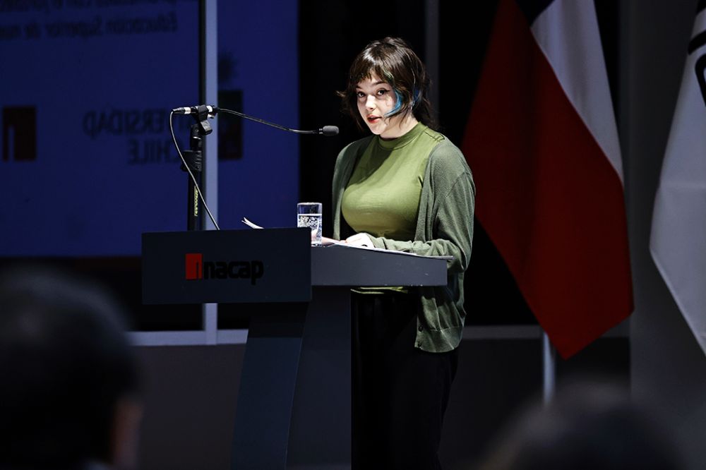 Catalina Lara, estudiante de Ingeniería en Logística de Inacap Santiago Sur, tomó el curso "Pensando internacionalmente: Un análisis de la actualidad" dictado por la U. de Chile.
