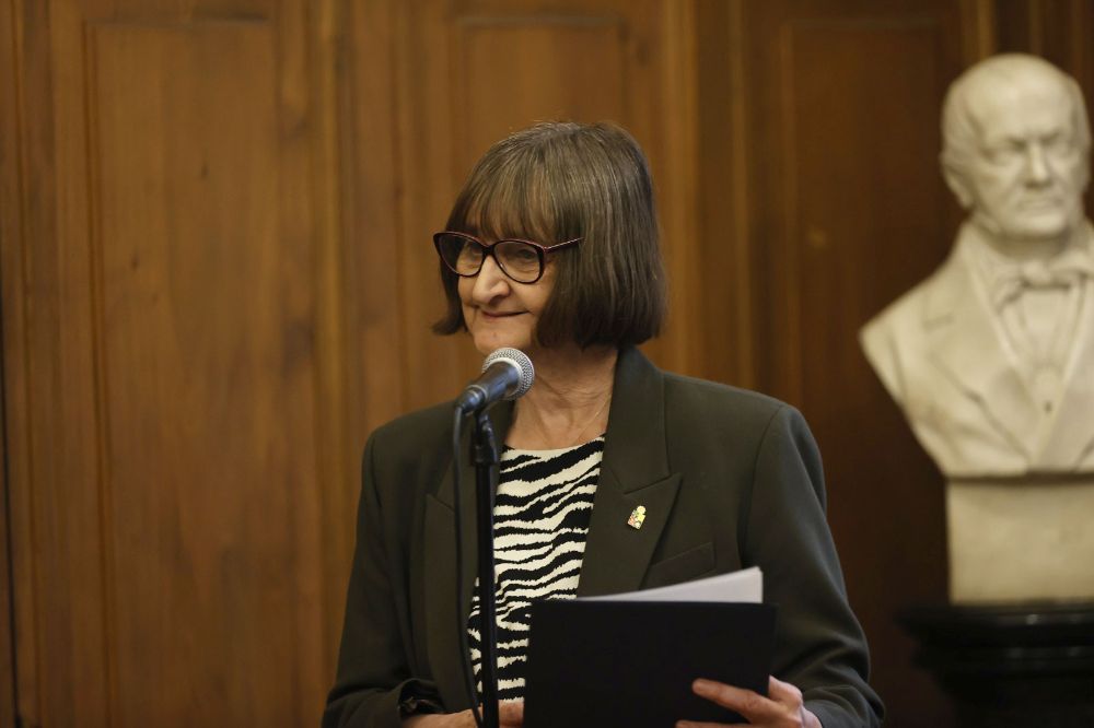 La Rectora Devés dedicó este momento "a quienes, siendo parte de nuestra institución, defendieron sus valores, soñaron un mundo distinto y perdieron la vida en ello".