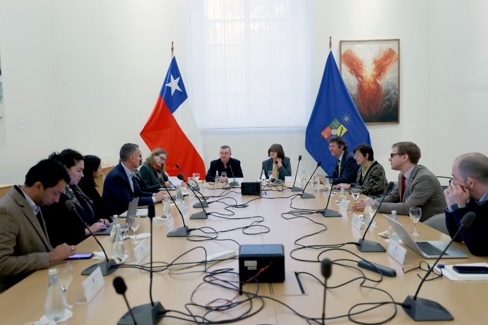 Junto a la Rectora Devés, en el encuentro estuvieron presentes los profesores y autoridades académicas Claudio Pastenes, Alicia Salomone, Robert Frederick, Andrés Bórquez, Pablo Kogan y Carlos Rilling.