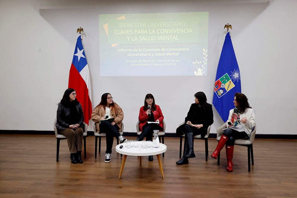 La presentación del informe estuvo acompañada por un panel de conversación titulado “¿Cómo avanzamos hacia el bienestar de nuestras comunidades universitarias?”.