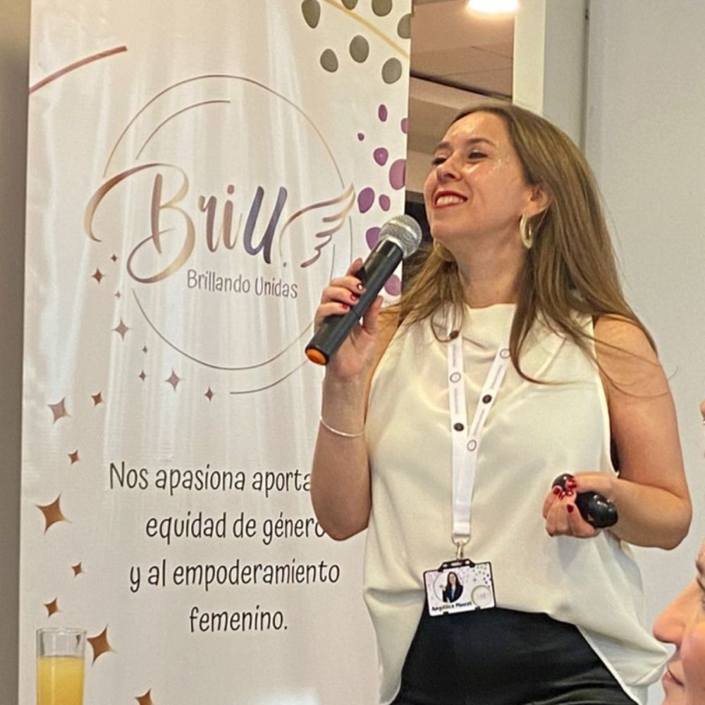 Angélica Mouat tenía claro que quería trabajar con personas y desarrollarse en el ámbito social, por lo que decidió ingresar a estudiar Administración Pública a la Universidad de Chile, carrera que consideró como “integral y completa”.